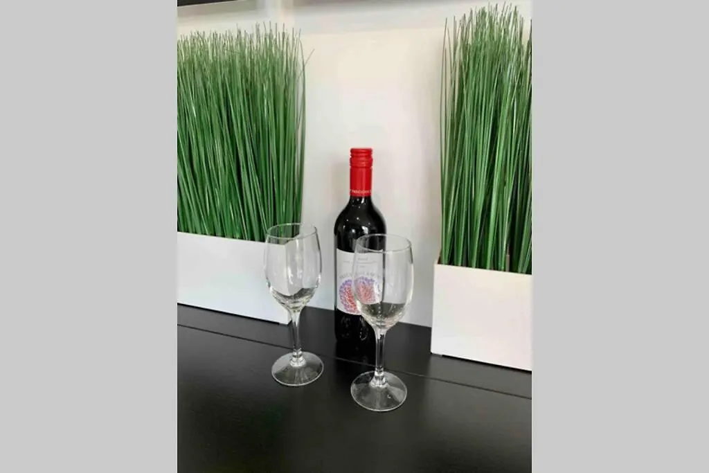 קנברה Tiny House In Belconnen 1Br Self Contained Complete Home Filtration As Seen On The Block Phillip Island Wine בית נופש